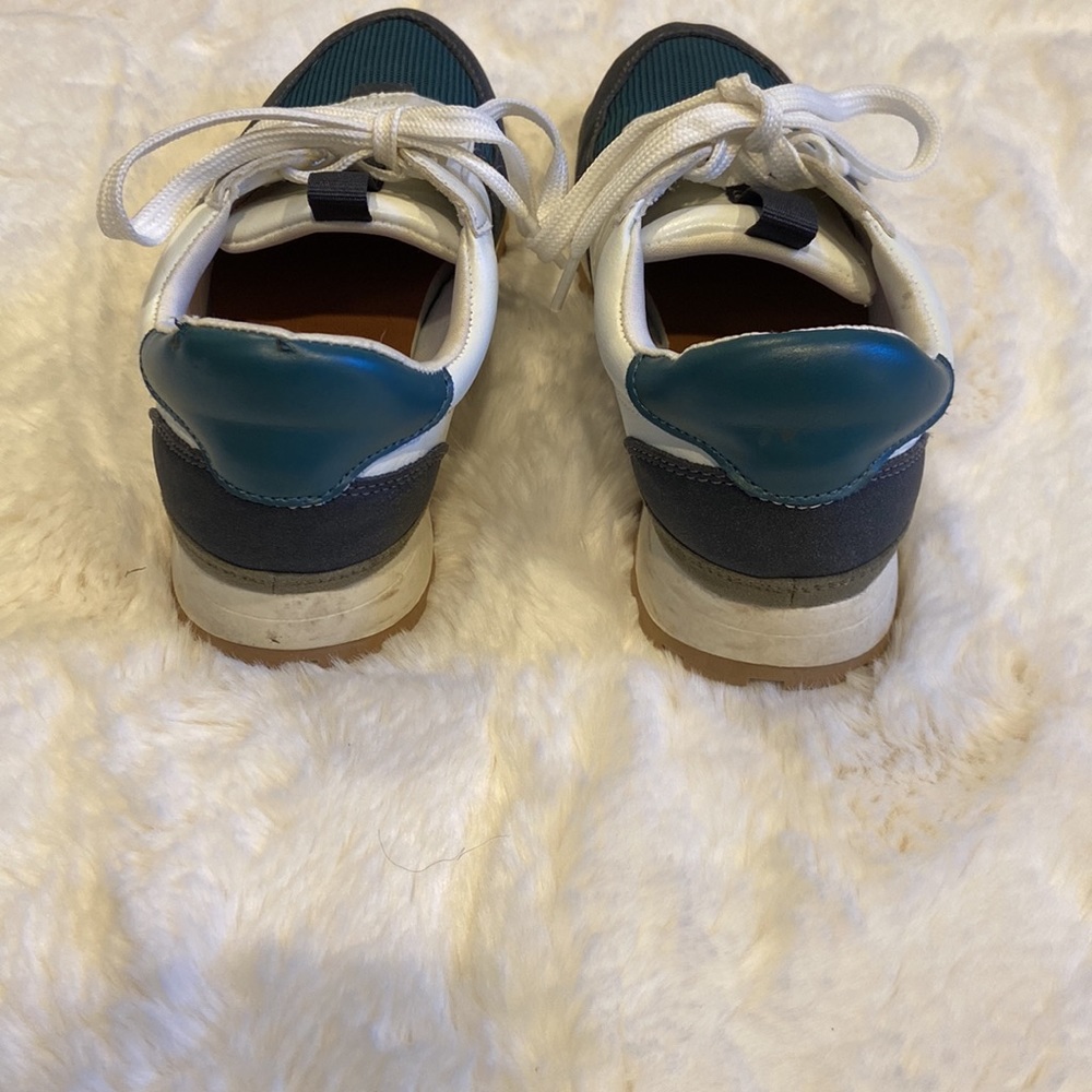 Universal Thread sneakers - Picture 2 of 3